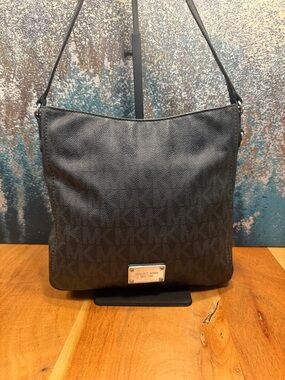 Michale Michael Kors Minimalist mid-2010’s Leather Crossbody/Shoulder Bag-Black